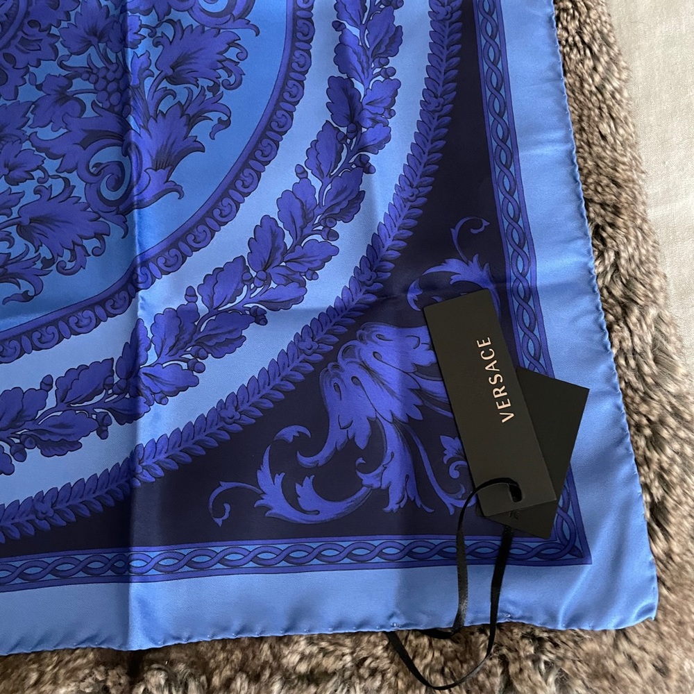 🌟Rare Versace Silk Scarf - Picture 6 of 7